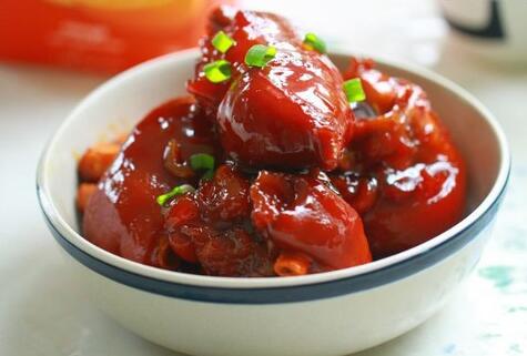 如何做壯腰養(yǎng)身的冰糖豬蹄？