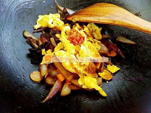 洋蔥木耳胡蘿卜炒雞蛋的做法