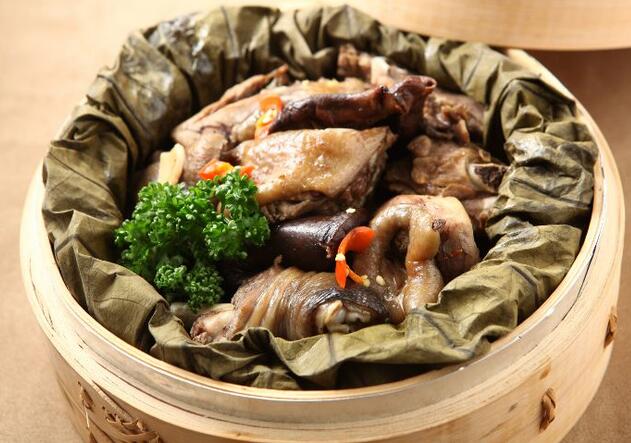 荷香撲鼻，酥爛脫骨的荷葉清蒸甘甜雞怎么做？