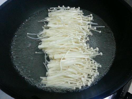 金針?lè)逝5淖龇?/ data-OVrL=