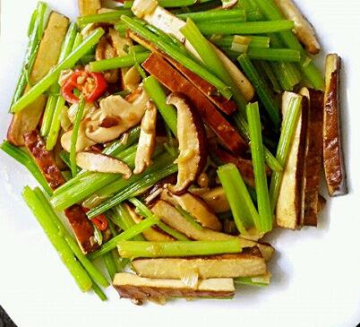 營養(yǎng)又健康的快手菜芹菜香菇炒香干怎么做？