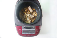 不需要技術(shù)含量的【姬松茸排骨煲仔飯】的做法步驟9