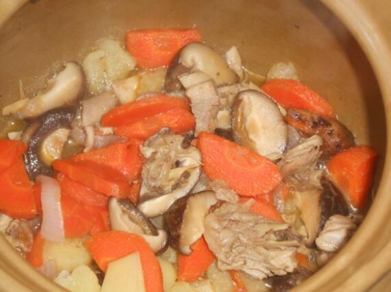 素食也美味紅蘿卜香菇燉土豆怎么做？