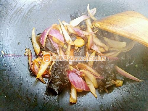 洋蔥木耳胡蘿卜炒雞蛋的做法