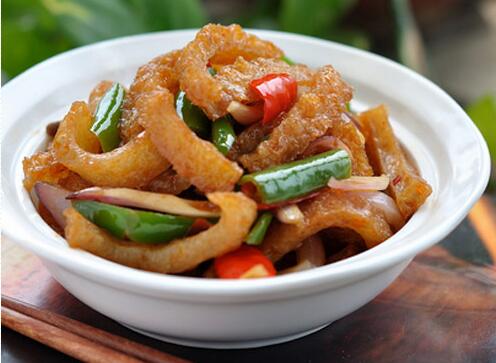 如何做酸辣肉皮？