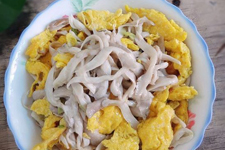 平菇炒蛋的做法