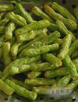 干煸蕓豆步驟圖1過油