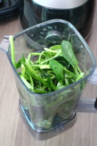 菠菜汁手搟面的做法步驟1