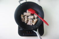 不需要技術(shù)含量的【姬松茸排骨煲仔飯】的做法步驟5