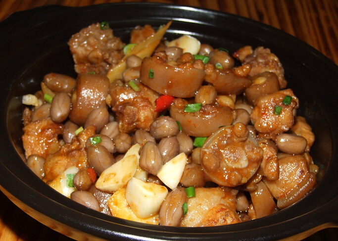 花生燜豬尾怎么做？