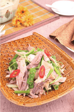 清遠(yuǎn)小蔥撈雞的家常做法