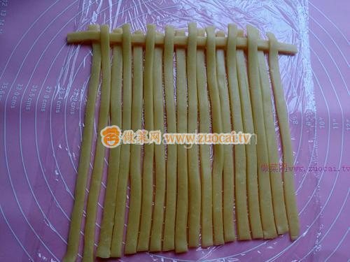 草莓醬夾心編織餅干的做法