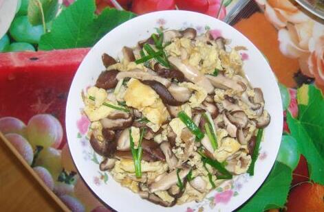 快手家常菜小蔥香菇炒雞蛋怎么做？