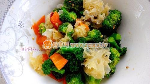 西藍(lán)花拌銀耳的做法