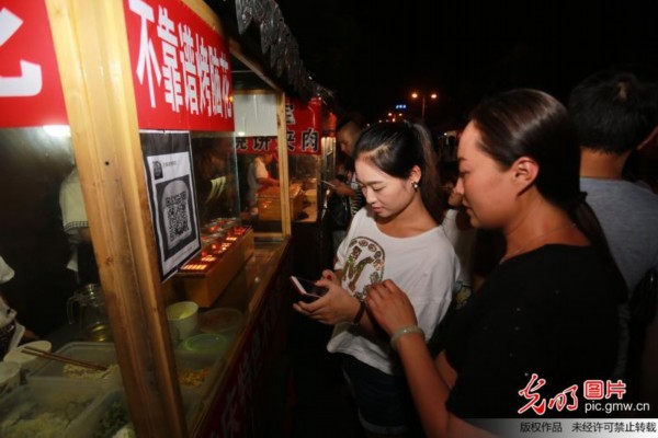 北體大武術(shù)生返鄉(xiāng)擺攤“烤腦花” 月入3萬