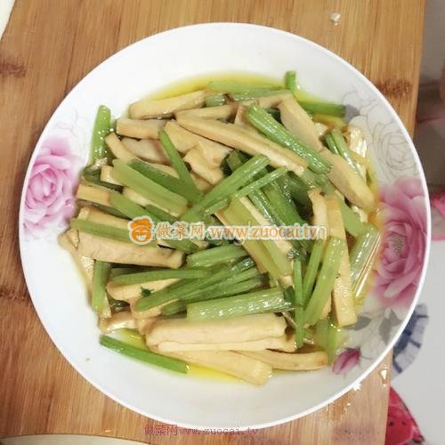 芹菜炒豆干的做法