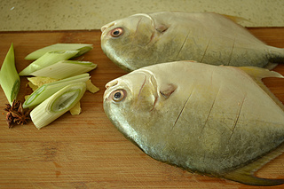 紅燒魚(yú)的做法步驟：2