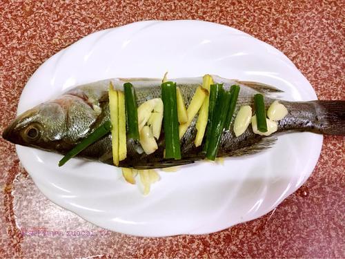 清蒸海鱸魚(yú)的做法