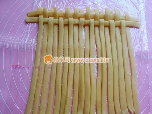 草莓醬夾心編織餅干的做法