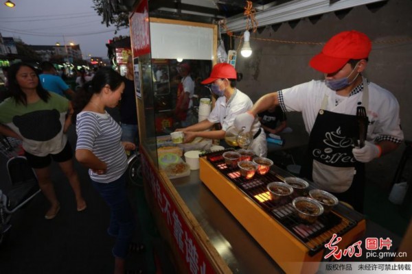 北體大武術(shù)生返鄉(xiāng)擺攤“烤腦花” 月入3萬