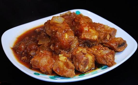 味甜肉嫩的圓蔥炒排骨怎么做？