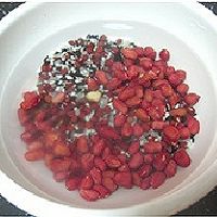 四紅補(bǔ)血養(yǎng)顏粥的做法圖解2