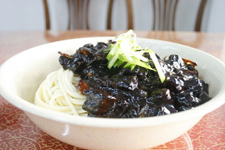 韓國(guó)炸醬面,韓國(guó)炸醬面的做法圖解