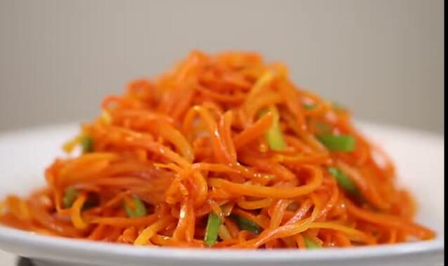 增強(qiáng)視力的家常菜胡蘿卜炒香芹怎么做？