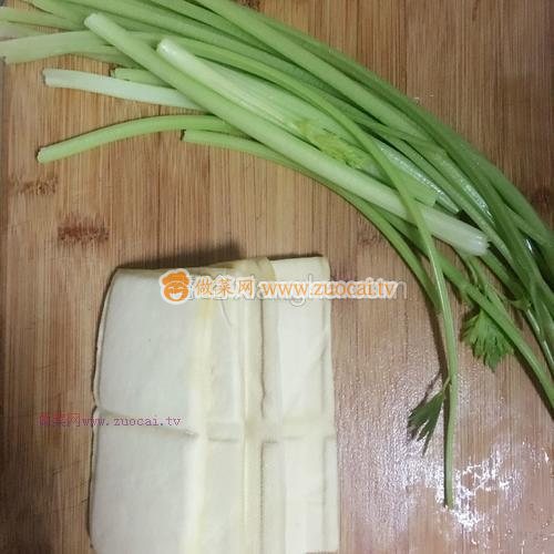 芹菜炒豆干的做法