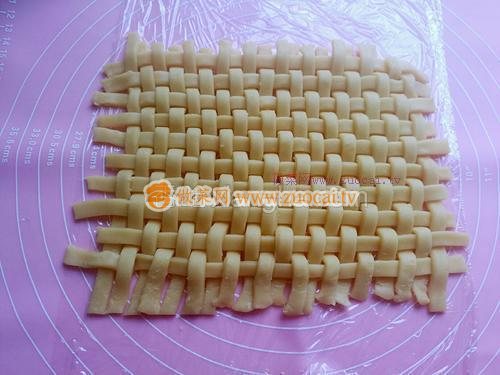 草莓醬夾心編織餅干的做法