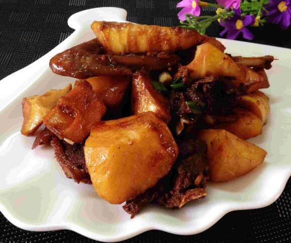 混搭美味馬鈴薯春筍燜鵝怎么做？