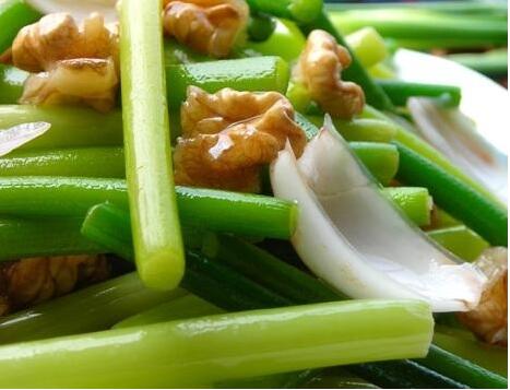 清新美味的蒜苔炒核桃怎么做？