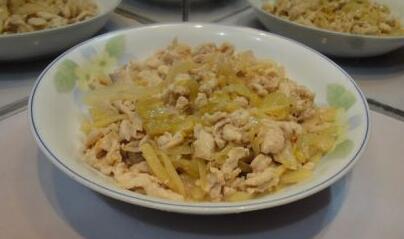 快手下飯菜雞胸肉炒白菜怎么做？