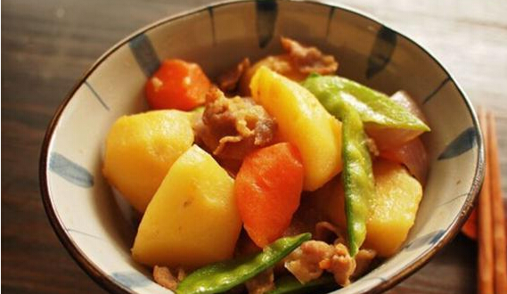 可做主食的菜——馬鈴薯燉肉怎么做？
