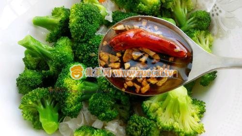 西藍(lán)花拌銀耳的做法