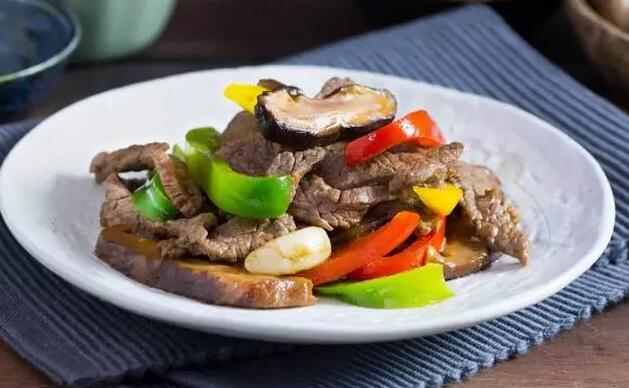 家常快手菜甜椒香菇炒牛柳絲怎么做？