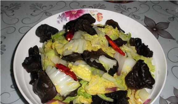 熗炒木耳元白菜怎么做？