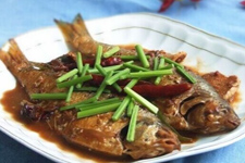 東北醬燜鯽魚(yú)的做法