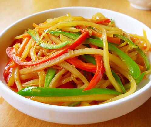 怎么做下飯的雙椒土豆絲？