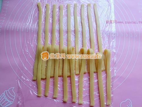 草莓醬夾心編織餅干的做法