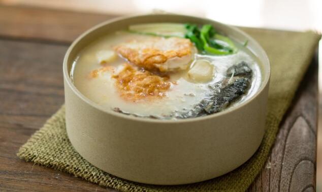 魚湯奶白的荷包蛋鯽魚湯怎么做？