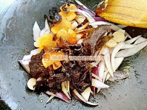 洋蔥木耳胡蘿卜炒雞蛋的做法