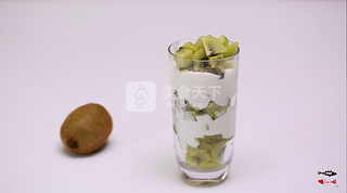 每個(gè)人的心中都有一杯水果酸奶杯的做法步驟：7