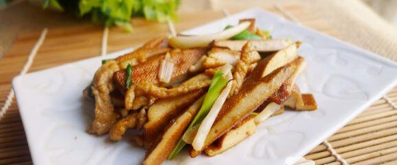 補益清熱的香干肉絲蒜苗怎么做？