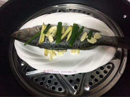 清蒸海鱸魚(yú)的做法