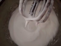 戚風(fēng)杯子蛋糕的做法步驟5