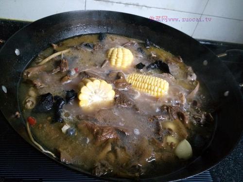 農(nóng)家野生菌燉雞的做法