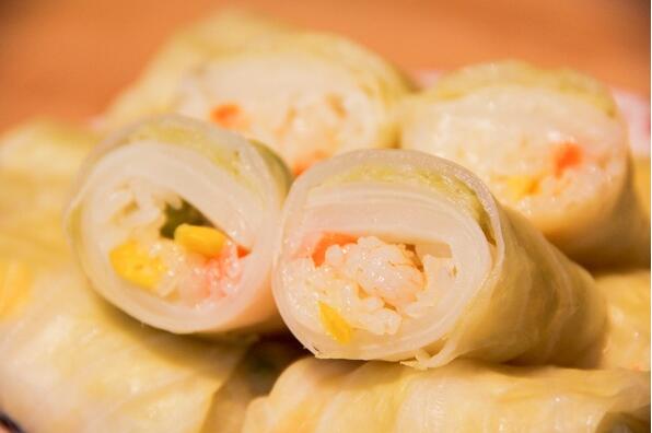美味營養(yǎng)不流失的糯米蝦仁包菜卷怎么做？