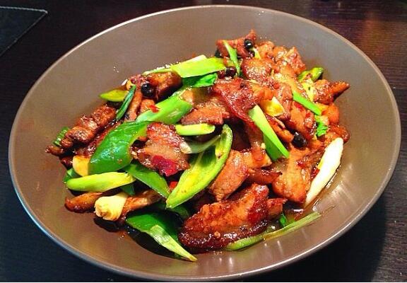 超級(jí)下飯菜青椒蒜苗回鍋肉怎么做？