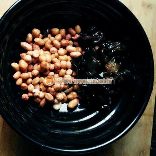 花生木耳燉雞爪的做法